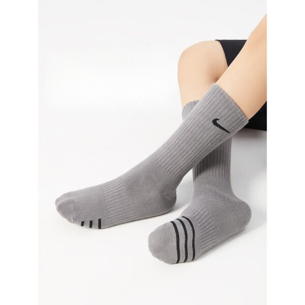 09c3d7e4b76c45b7a22d9f77736d2192-goods.jpeg 3 Pairs Nike Sports Socks Breathable Cushioned Athletic Crew Socks